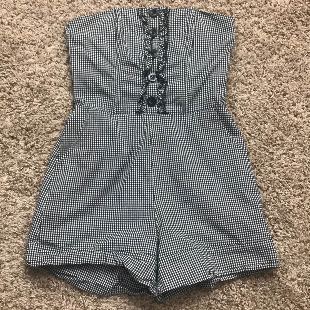 BEBE Short Romper!